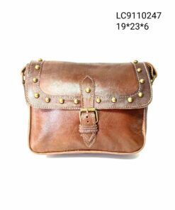 Bolso de cuero con tachuelas