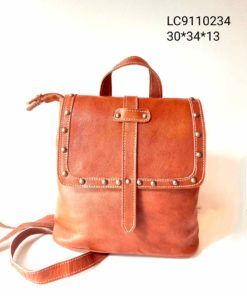Mochila de cuero con tachuelas